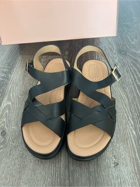 BRAND NEW Leevar black strap sandals women’s size 6